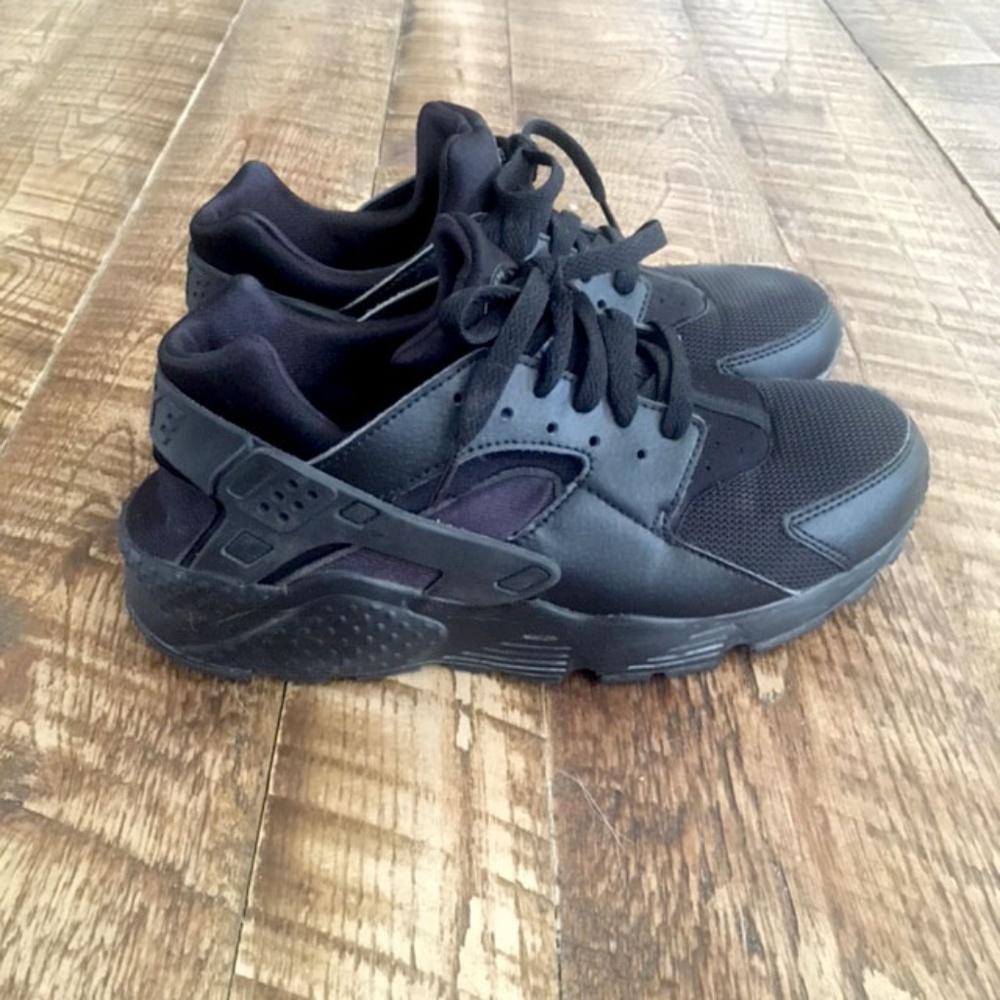 Black Huarache Nike's Y7 / Womens 8